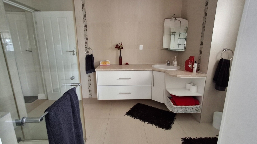 3 Bedroom Property for Sale in Boggomsbaai Western Cape